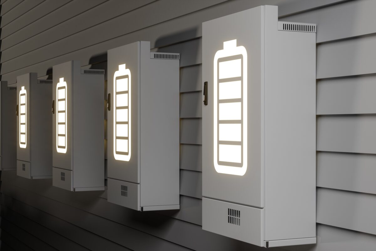 Mehrere Batteriespeicher an einer Hauswand